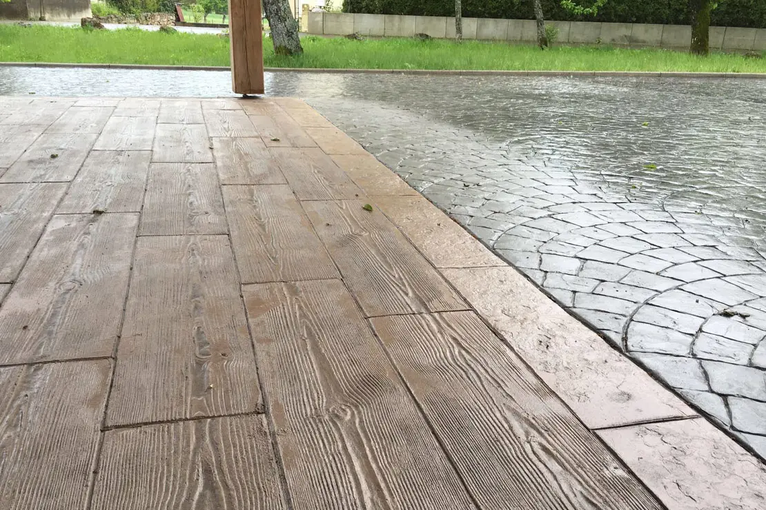 Imitación de hormigón impreso de madera en la zona posterior de una vivienda.